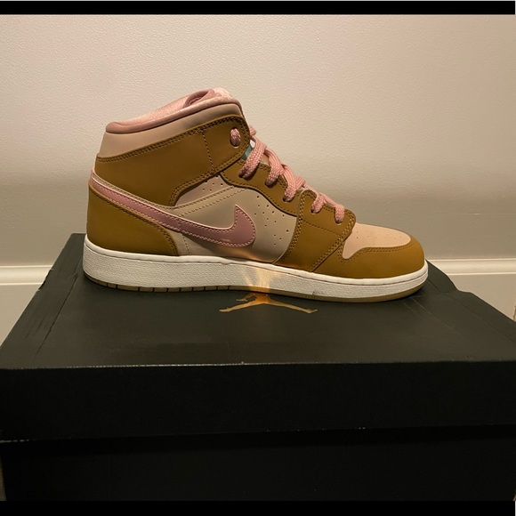 Air Jordan 1 Mid GG 'Lola Bunny' sneaker - Picture 1 of 4